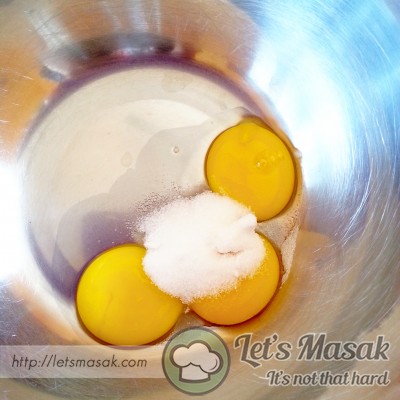 Kuning telur dan putih telur diasingkan dalam bekas berlainan. untuk kuning telur, letak  satu sudu besar gula halus