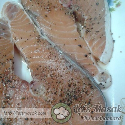 Ikan salmon dilumur dgn garam dan lada hitam.perap selama 40 minit jam.