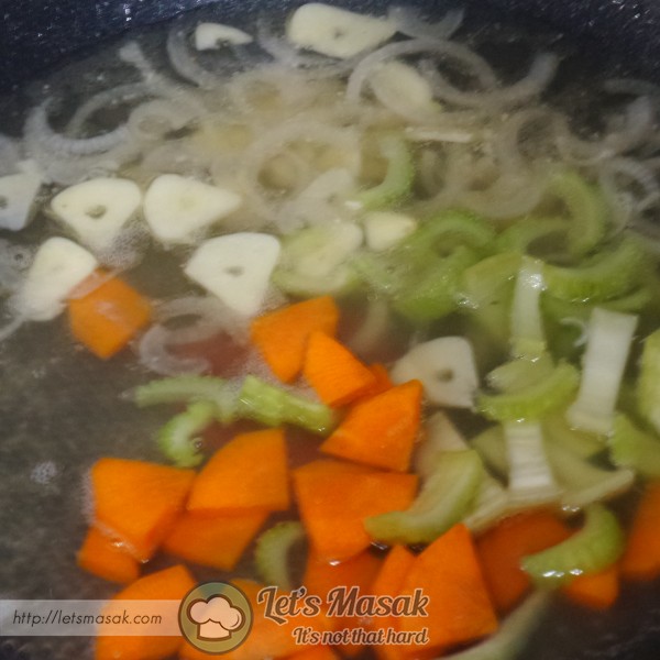 Setelah mendidih, masukkan potongan lobak merah dan batang celery sehingga empuk