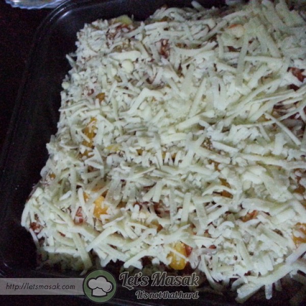 Taburkan cheese mozarella di atas lapisan sos.