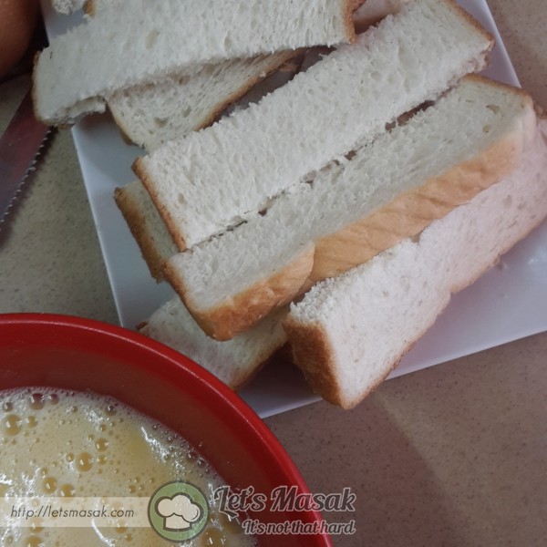 Potong roti putih kepada 4 bahagian.