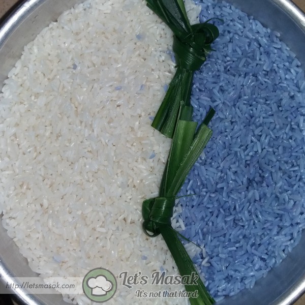 Toskan air, basuh pulut & masukkan beras pulut dalam loyang sebelah menyebelah. Tuangkan santan cair perlahan2 ke atas pulut.