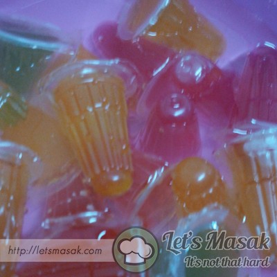 Susun jelly cumi mengikut kreativiti dan sejukkan dalam peti ais.