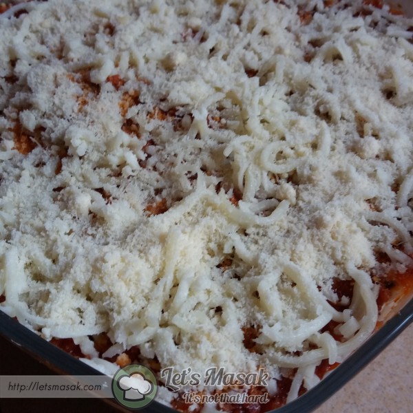 Taburkan shredded mozzarela cheese & parmesan cheese diatasnya.