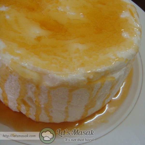 Tuang rata caramel atas meringue. sejukkan sebentar dalam peti ais.