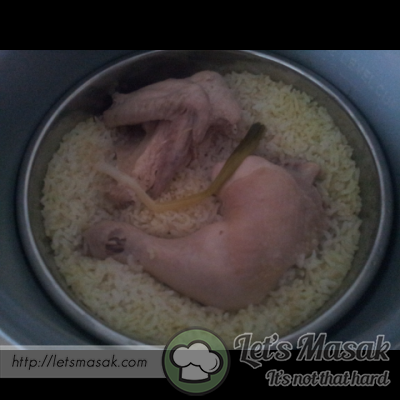 Sedia hidang bersama nasi ayam,halia paste dan timun atau taugeh.