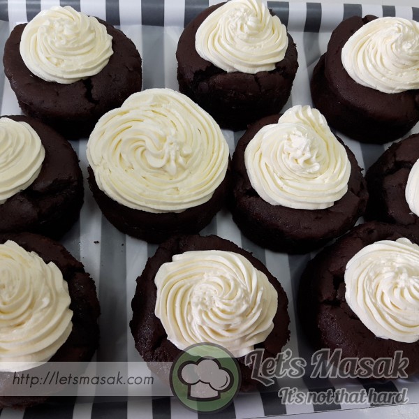 Devil's Mini Chocolate Cakes With Butterfrosting