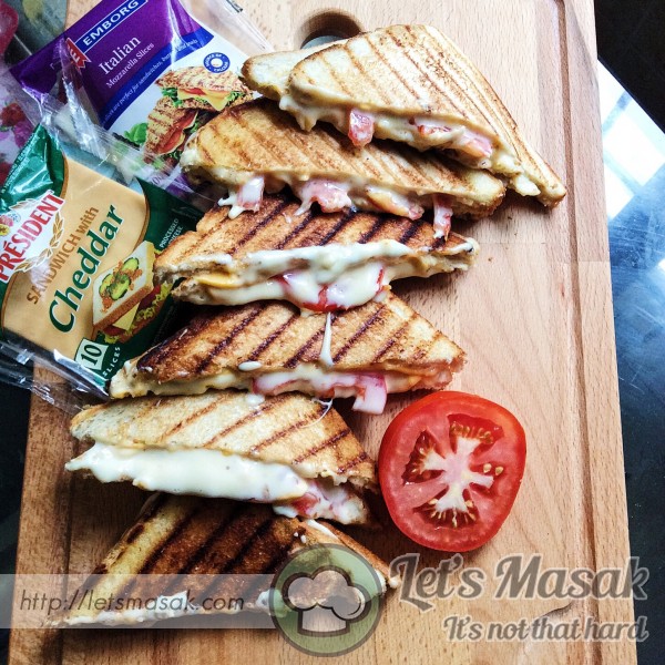 Tomato And Cheese Grilled Sandwich
